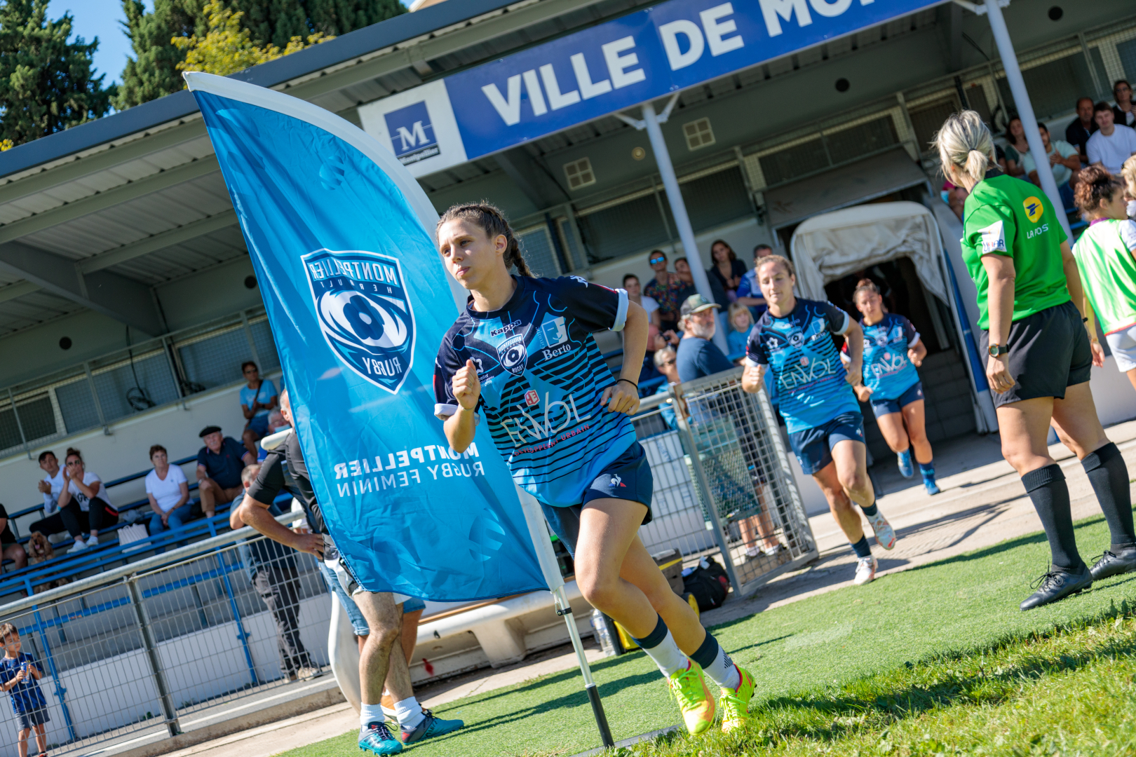 L'équipe féminine du MHRC entrant sur la pelouse du stade Sabathé
