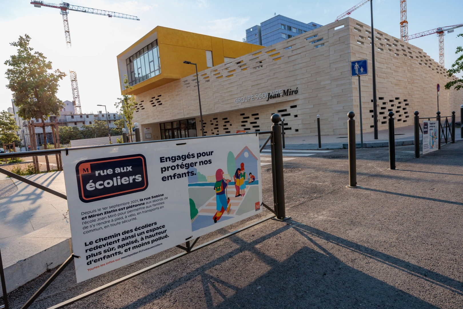Rue aux écoliers aux abords de l'école Jean Miró