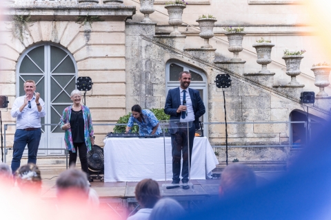 Michaël Delafosse sur scène aux côtés d'Hélène Mandroux et Sebastien Cote