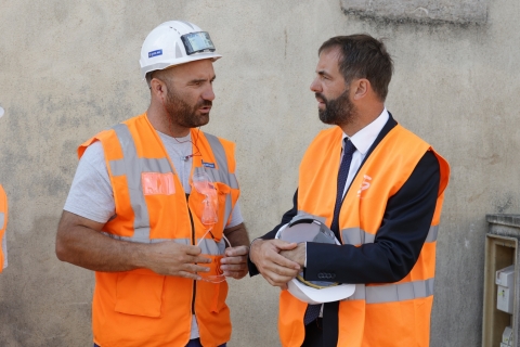 Michaël Delafosse discute en tenue de chantier