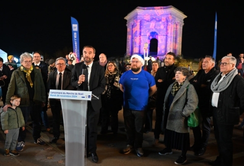 Michaël Delafosse lors de son discours à l’occasion d’une visite au Marché de Noël après le lancement des illuminations de la Ville