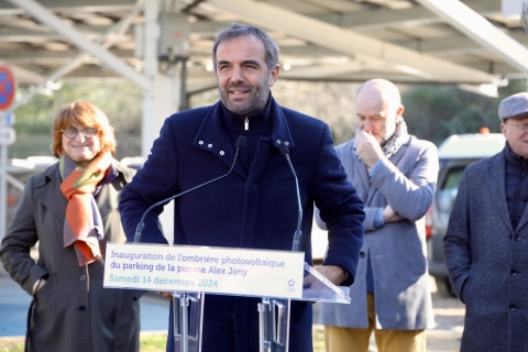 Michaël Delafosse lors de son discours pour l'inauguration des ombrières photovoltaïques du parking de la piscine Alex Jany