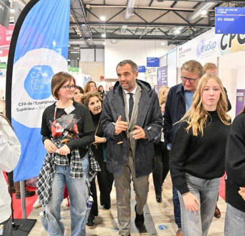 Le Maire se déplaçant au Salon de l'Enseignement Supérieur