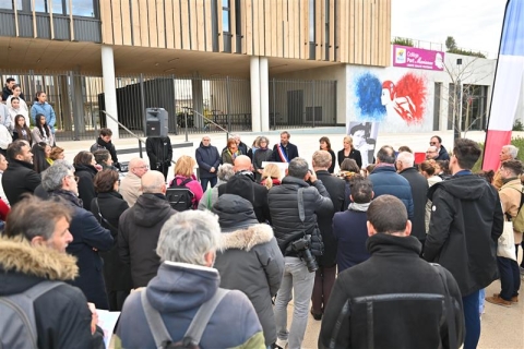 Le Maire prononçant son discours au parvis Dominique Bernard