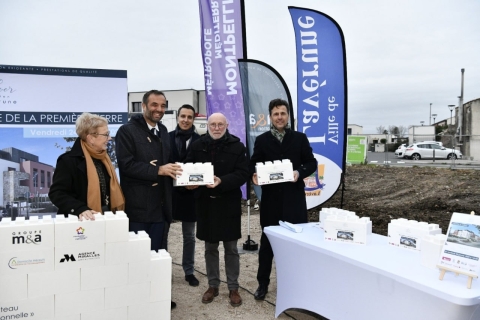Le Maire tenant la première pierre.