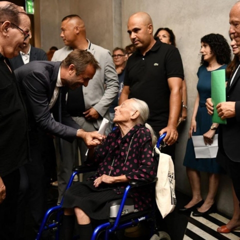 Image de Colette Soulages en compagnie du Maire.