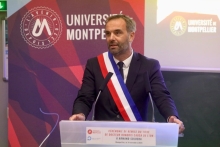 Michaël Delafosse lors de son discours à l’occasion de la cérémonie de remise du titre de Docteur Honoris Causa de l’Université de Montpellier à Armand Soldera