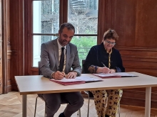 Le Maire signant un accord. 