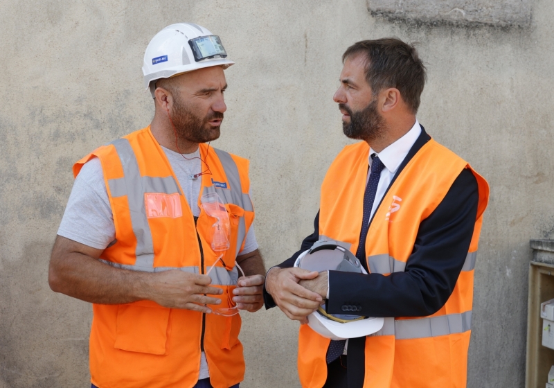 Michaël Delafosse discute en tenue de chantier