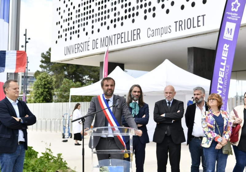 Photo de Michaël Delafosse lors de l'inauguration du parvis Alexander Grothendick