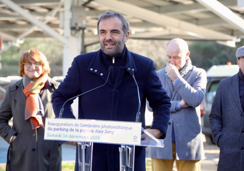 Michaël Delafosse lors de son discours pour l'inauguration des ombrières photovoltaïques du parking de la piscine Alex Jany