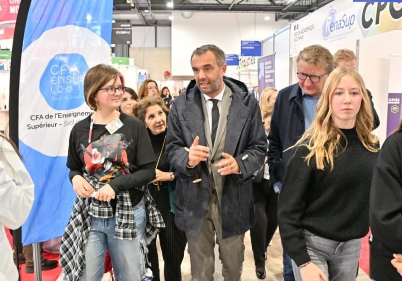 Le Maire se déplaçant au Salon de l'Enseignement Supérieur 