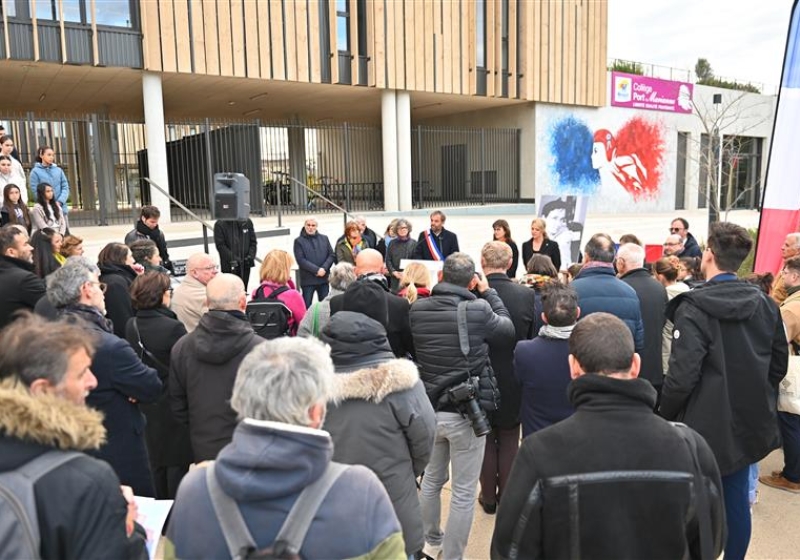 Le Maire prononçant son discours au parvis Dominique Bernard 