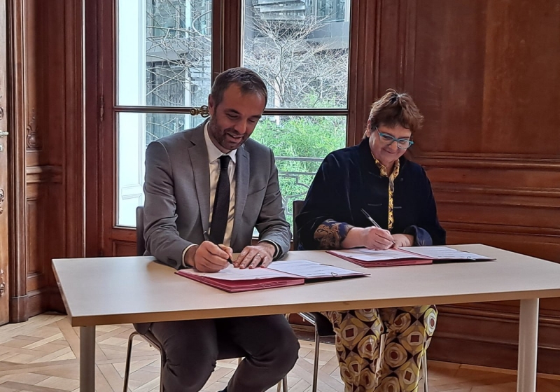 Le Maire signant un accord. 