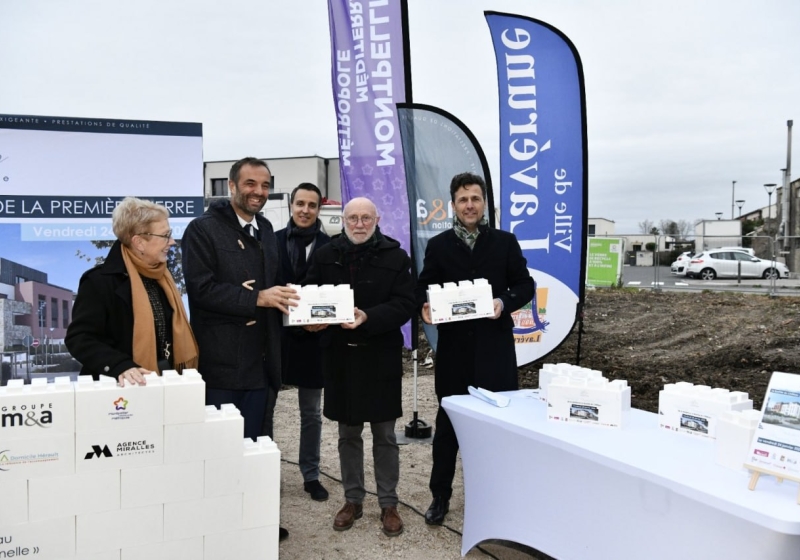 Le Maire tenant la première pierre. 