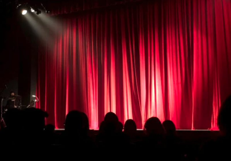 Image d'une scène de théâtre